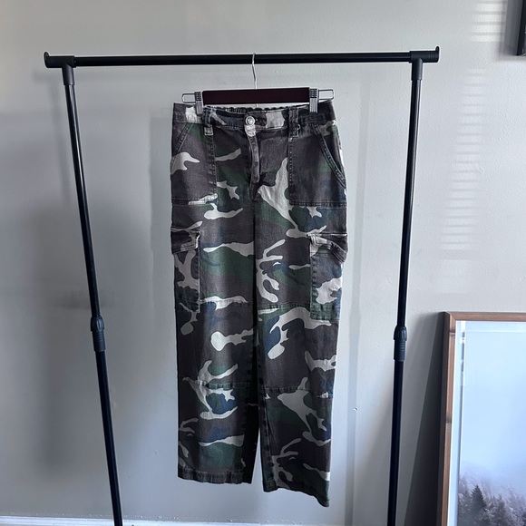 Almost Famous Green Camouflage Pants SZ M Women’s Army Camo Cargo Pants - Picture 1 of 11